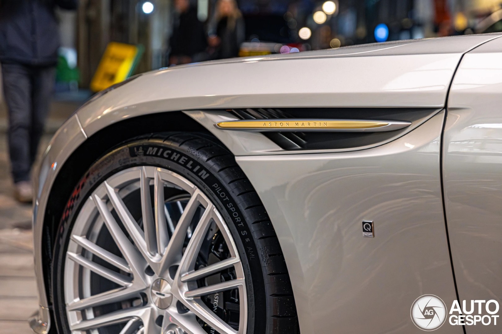 Aston Martin DB12 Goldfinger anh  (5).jpeg