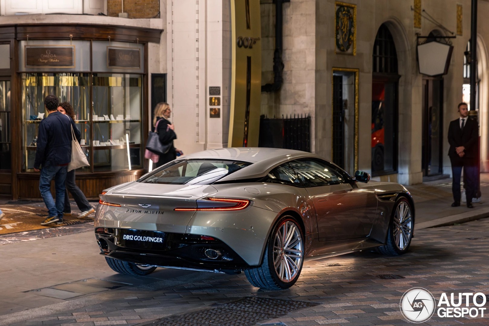 Aston Martin DB12 Goldfinger anh  (8).jpeg