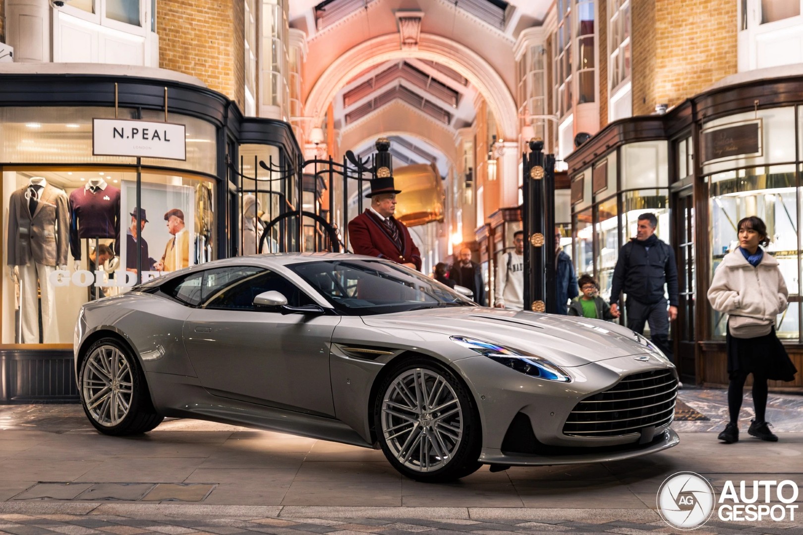 Aston Martin DB12 Goldfinger anh  (9).jpeg