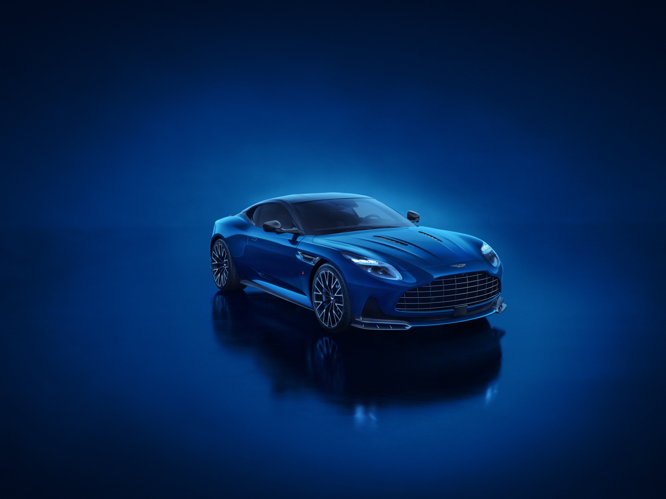 Aston Martin DB12 S-anh-_1.jpg
