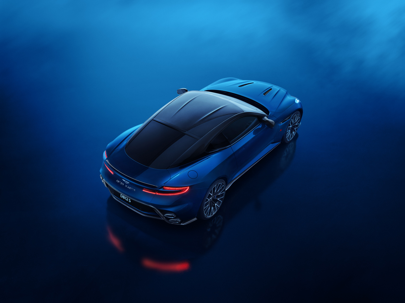 Aston Martin DB12 S-anh-_2.jpg