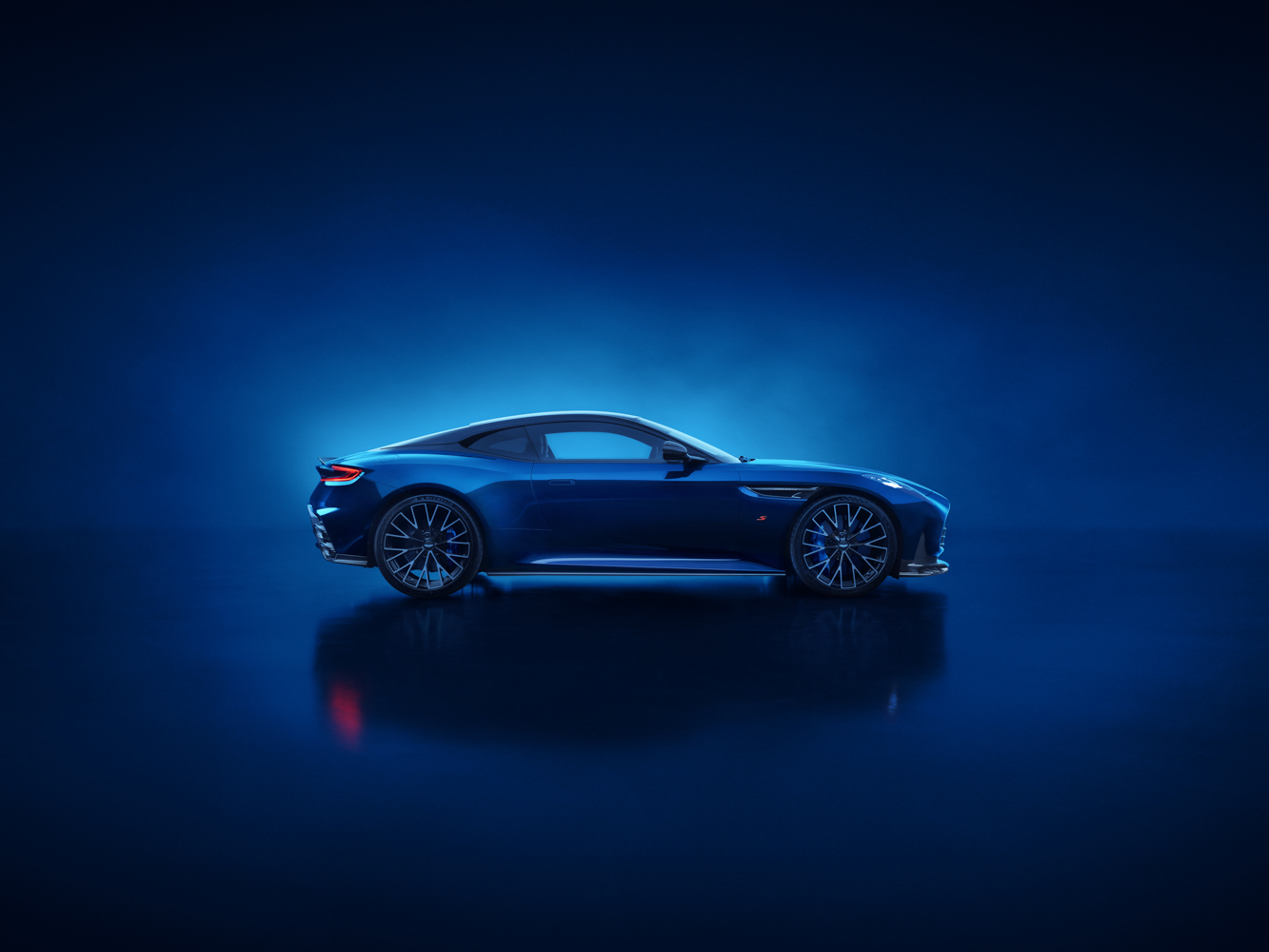 Aston Martin DB12 S-anh-_3.jpg