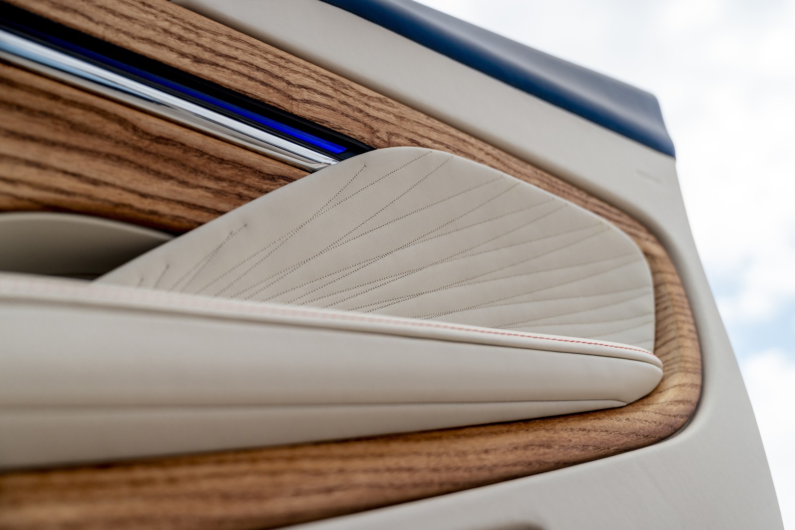 Aston Martin DB12 Volante - Palm Beach Edition 8 (Large).jpg