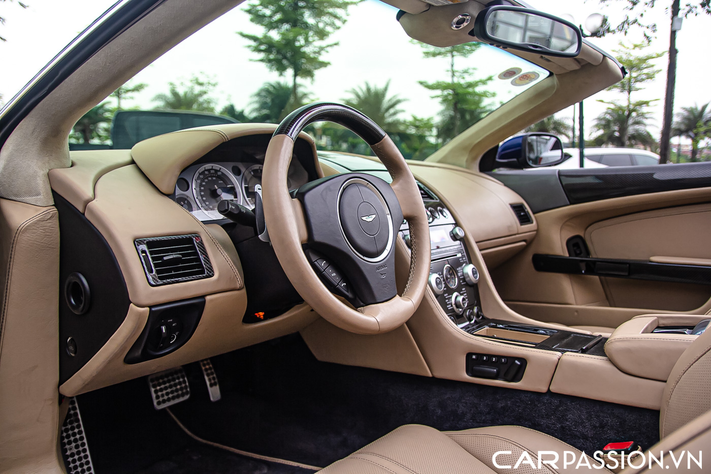 Aston Martin DB9 (32).JPG