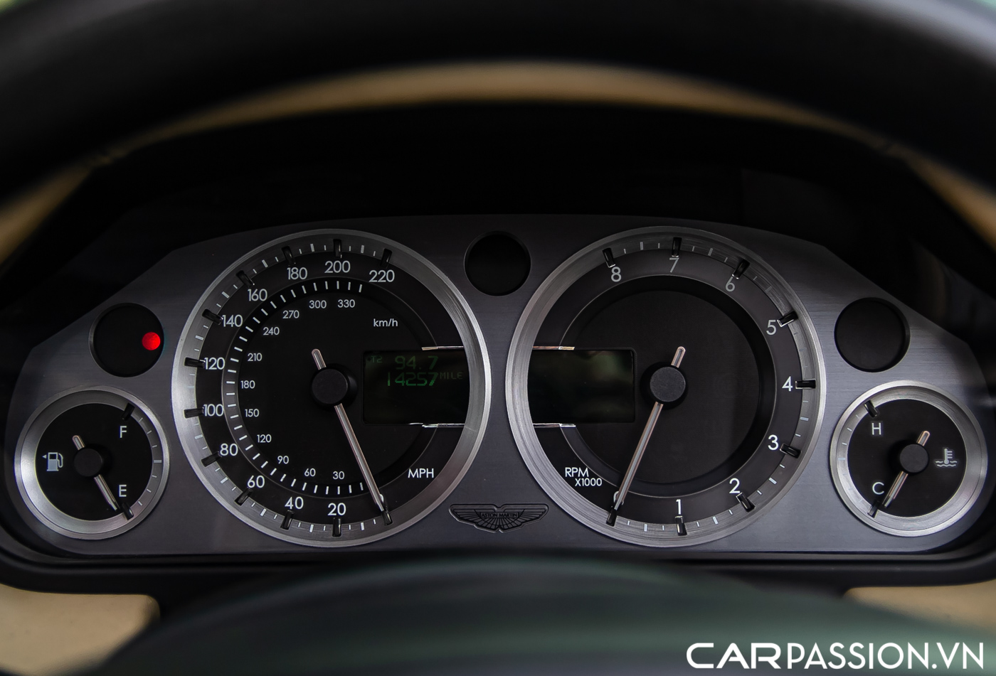 Aston Martin DB9 (34).JPG