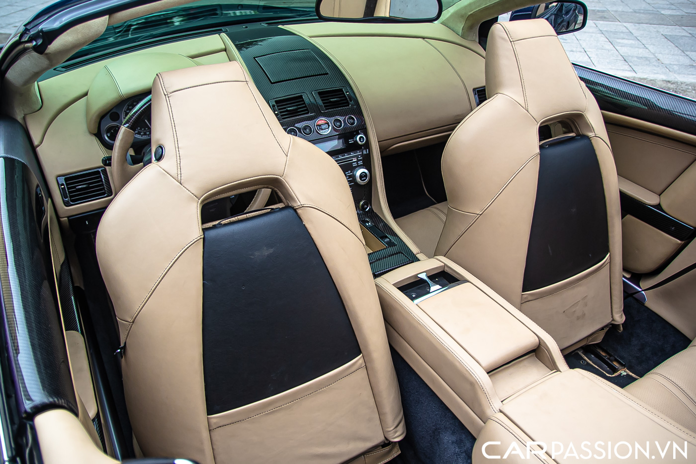 Aston Martin DB9 (57).JPG
