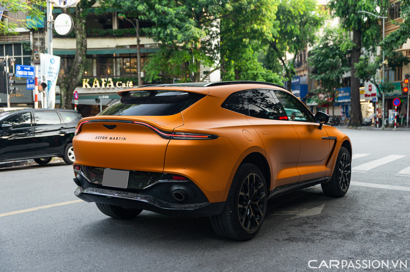 Aston Martin DBX màu độc  (4).JPG