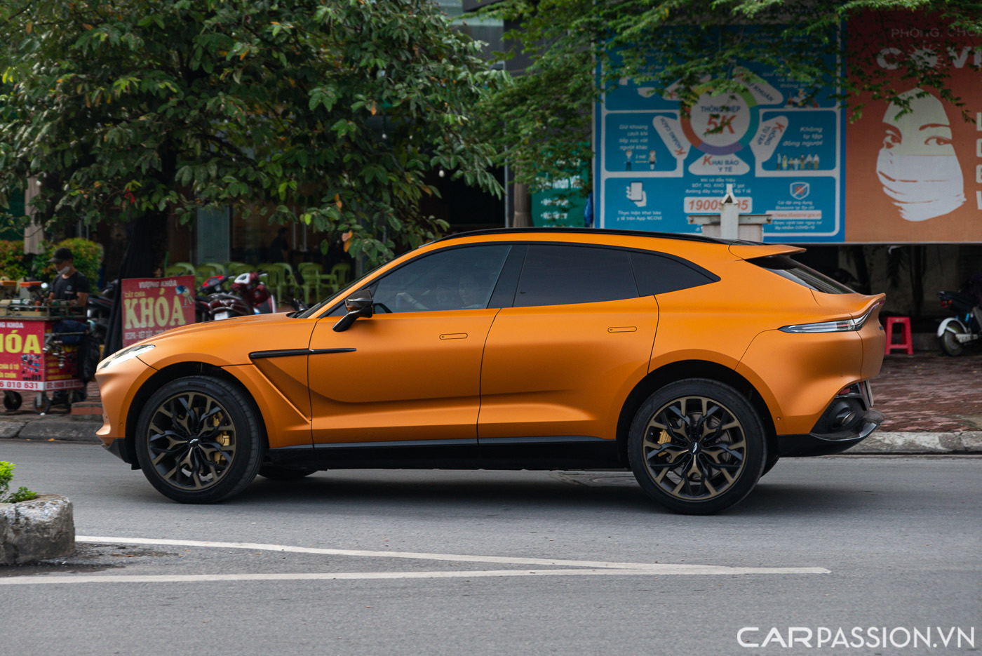 Aston Martin DBX màu độc  (6).JPG