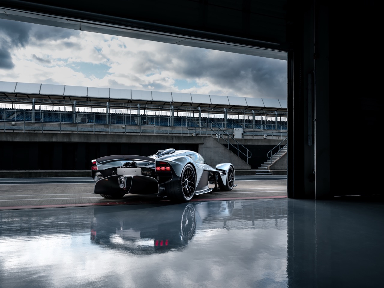 Aston Martin Valkyrie_217 Large.jpeg