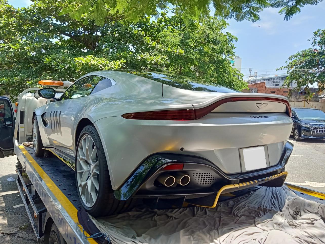 Aston Martin Vantage 007 Edition (10).jpg