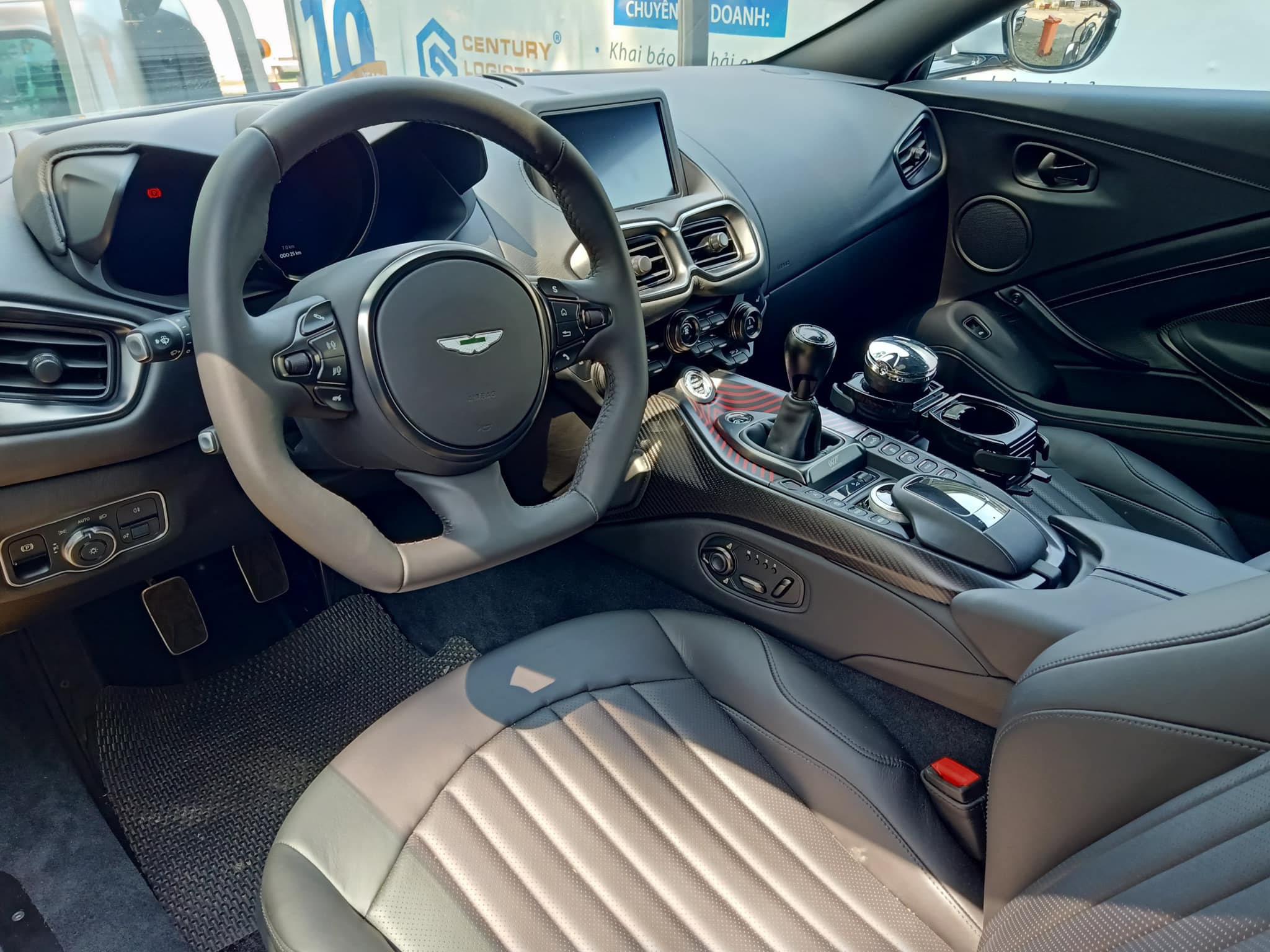 Aston Martin Vantage 007 Edition (8).jpg