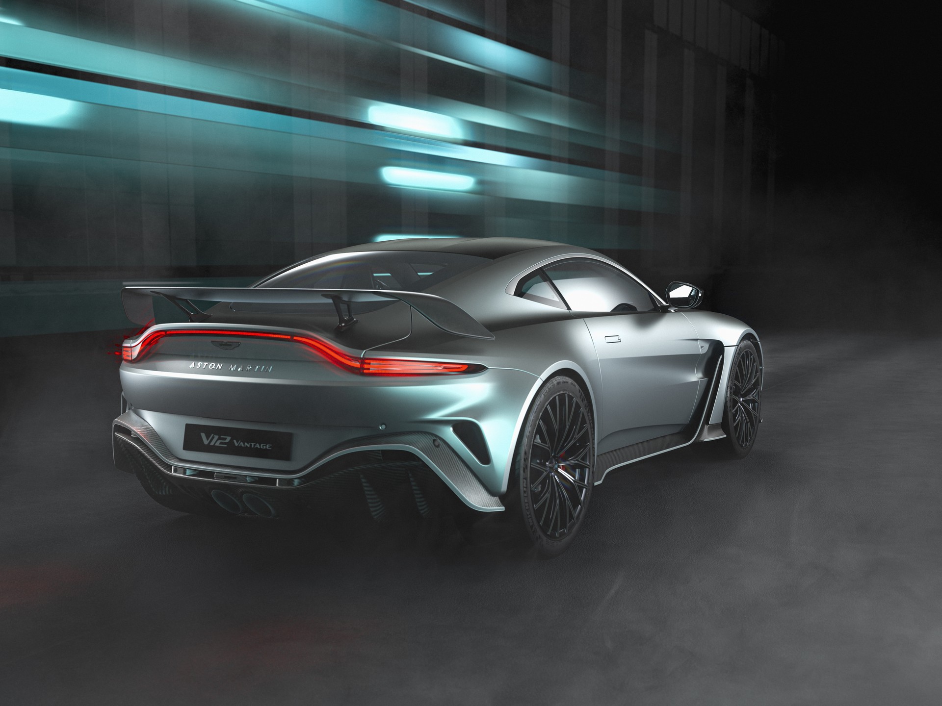 Aston Martin Vantage (5).jpg