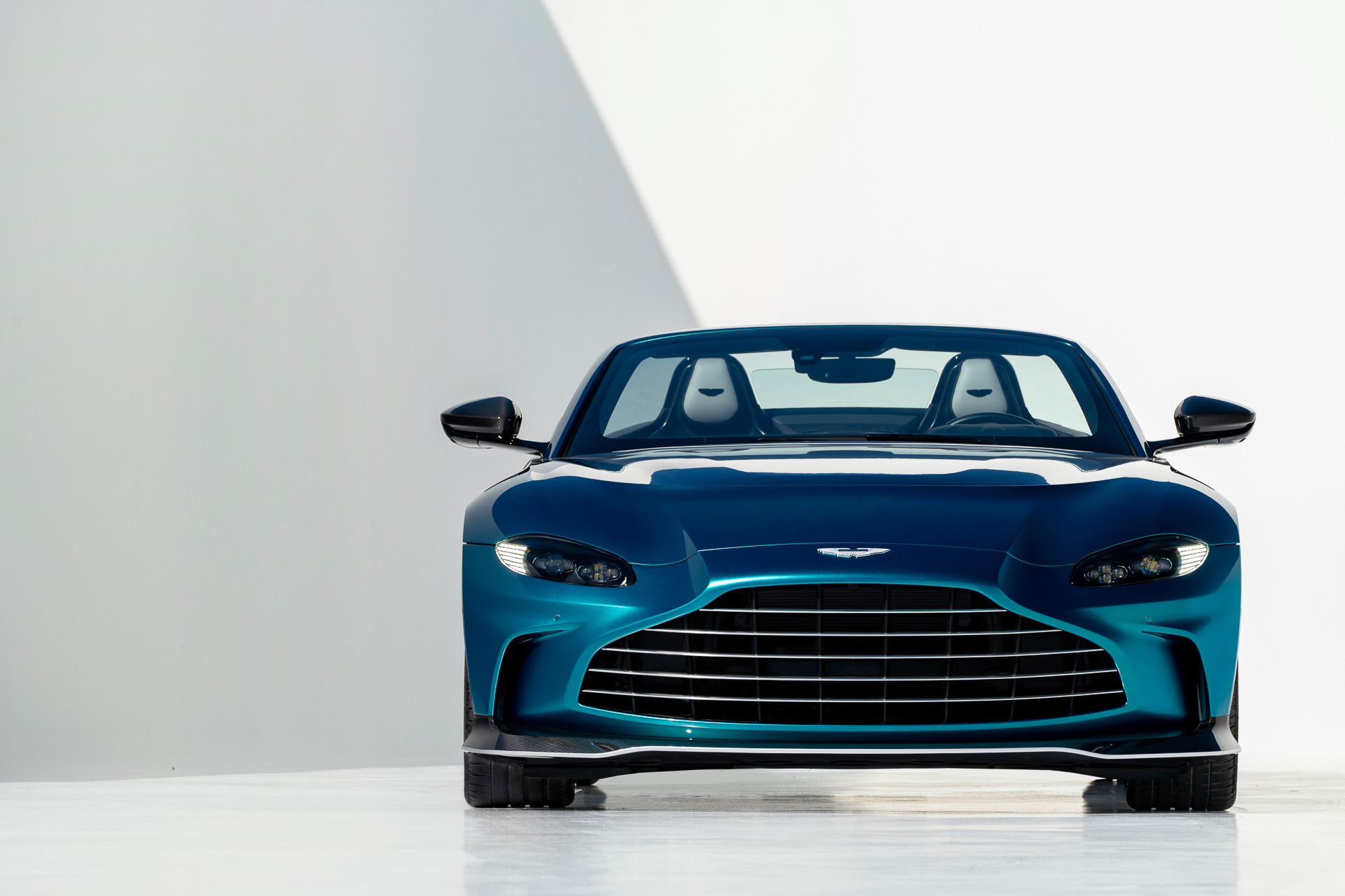 Aston Martin Vantage Roadster (12).JPG