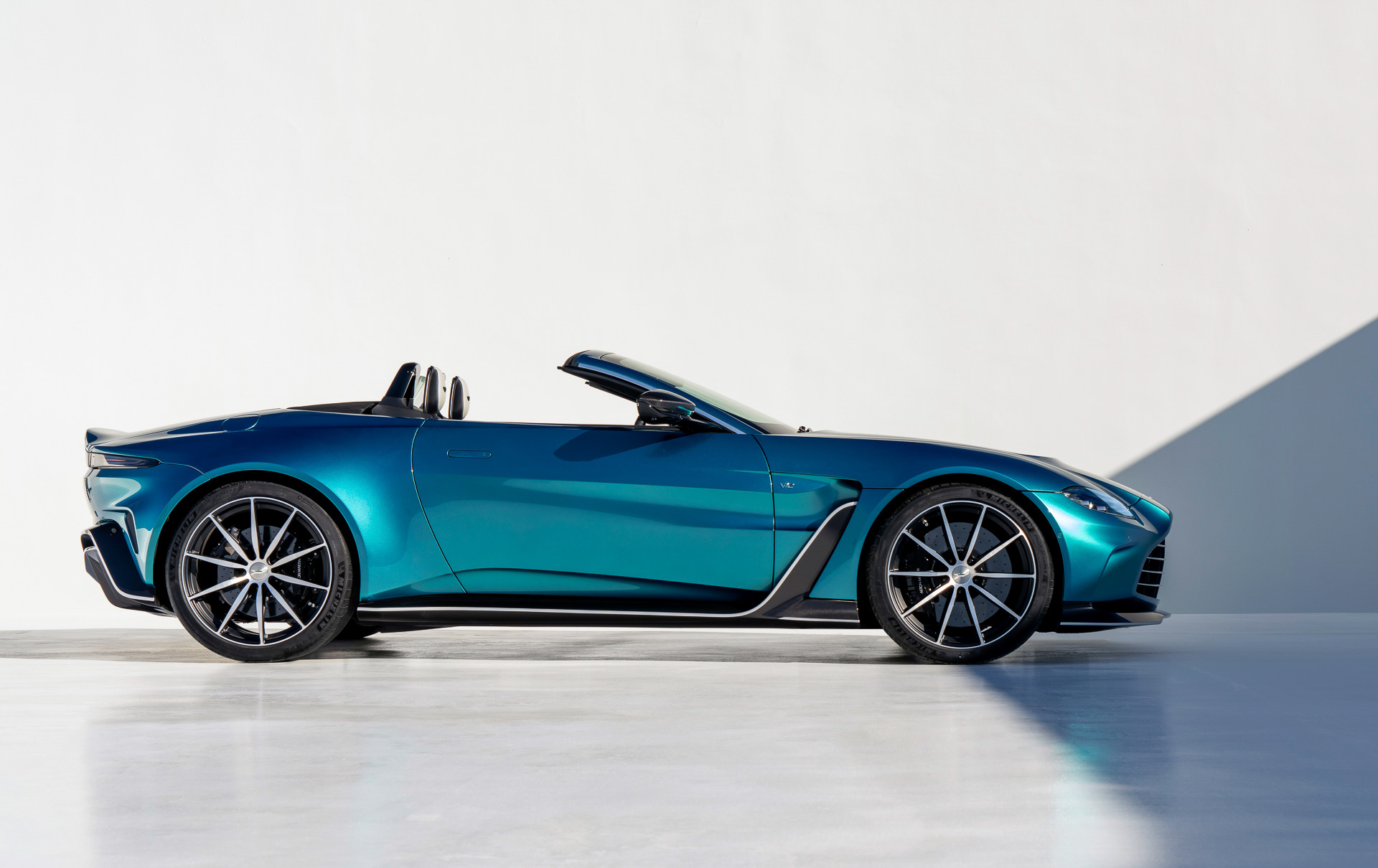 Aston Martin Vantage Roadster (13).JPG