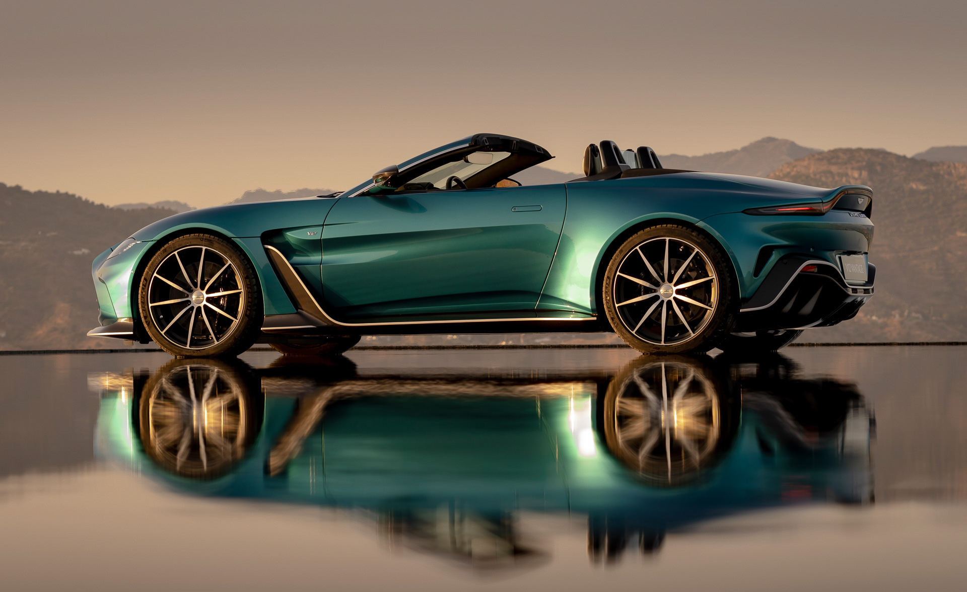 Aston Martin Vantage Roadster (4).JPG
