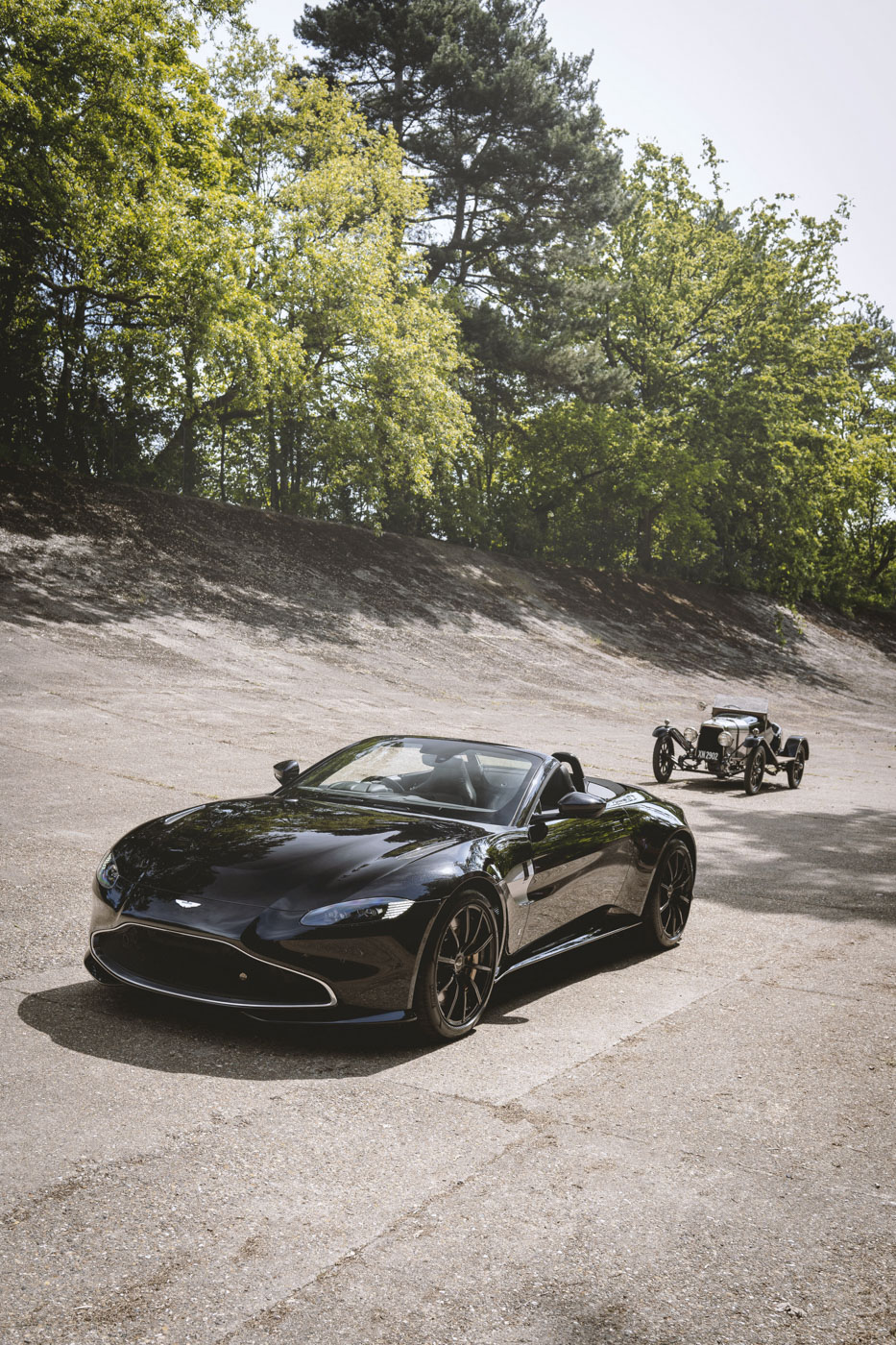 Aston-Martin-Vantage-Roadster-cá-nhân-hóa-Q-1.jpg