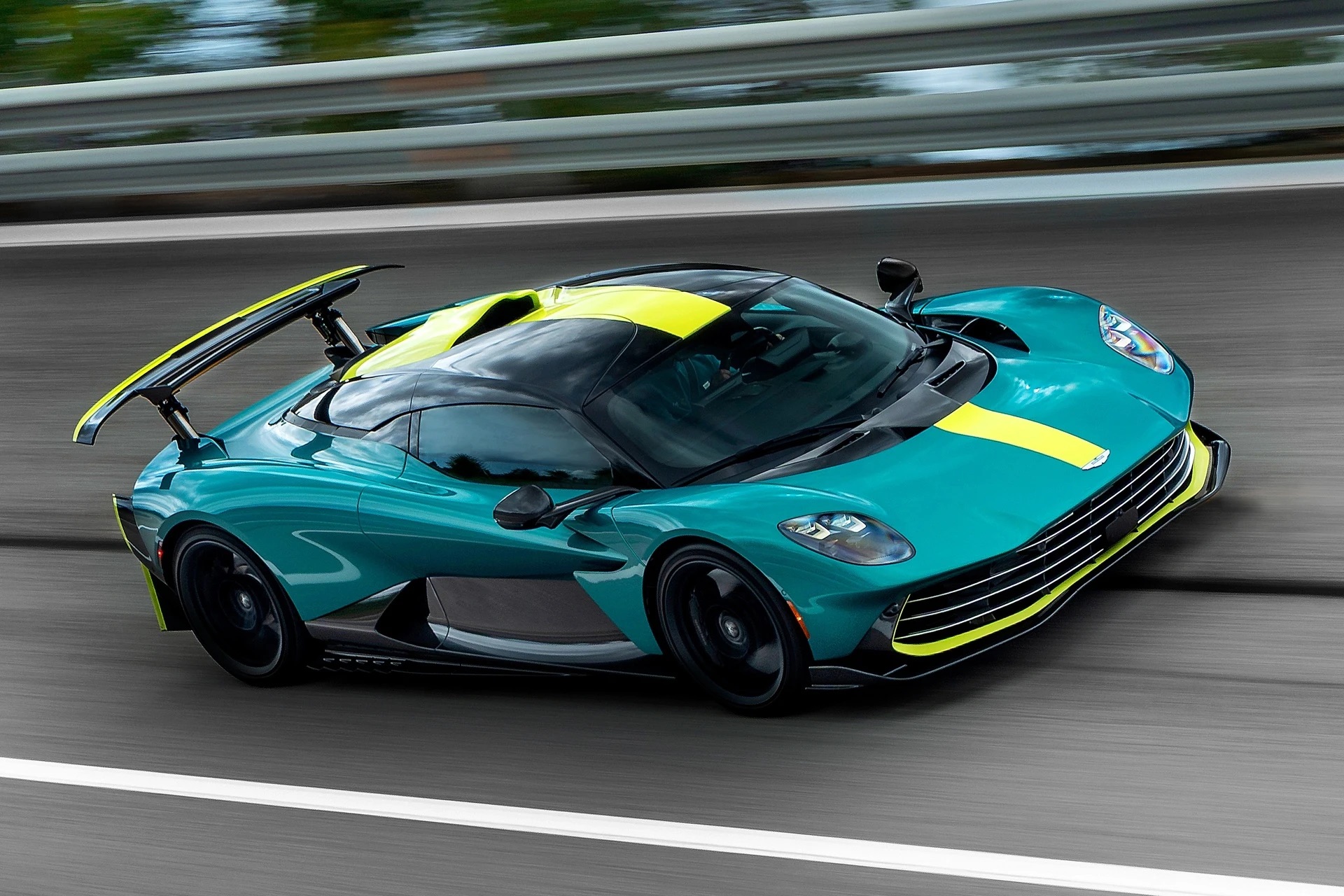 Aston_Martin_Valhalla_5_.jpg