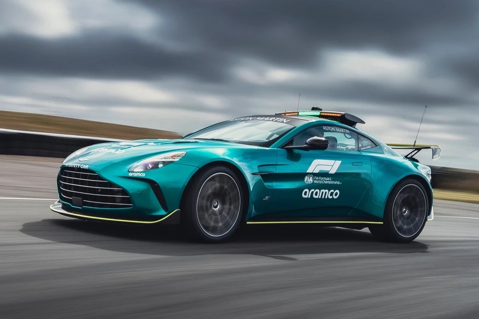 Aston_Martin_Vantage_S_FIA_Safety_Car_01.jpg