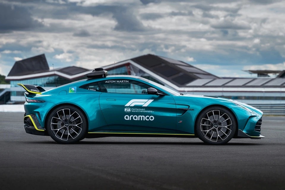 Aston_Martin_Vantage_S_FIA_Safety_Car_04.jpg