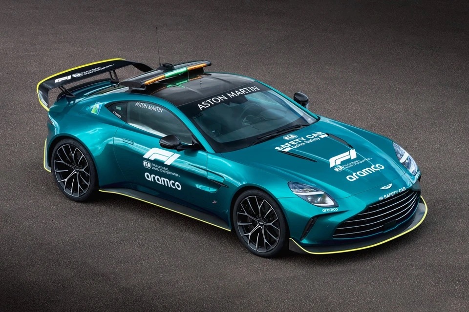 Aston_Martin_Vantage_S_FIA_Safety_Car_08.jpg