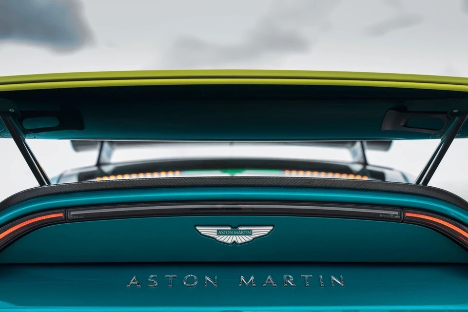 Aston_Martin_Vantage_S_FIA_Safety_Car_12.jpg