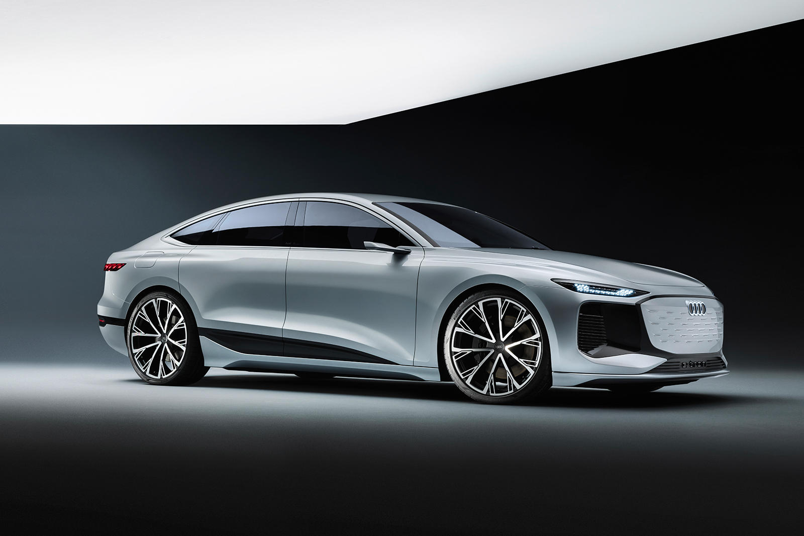 Audi-A6-e-tron-concept (1).jpg