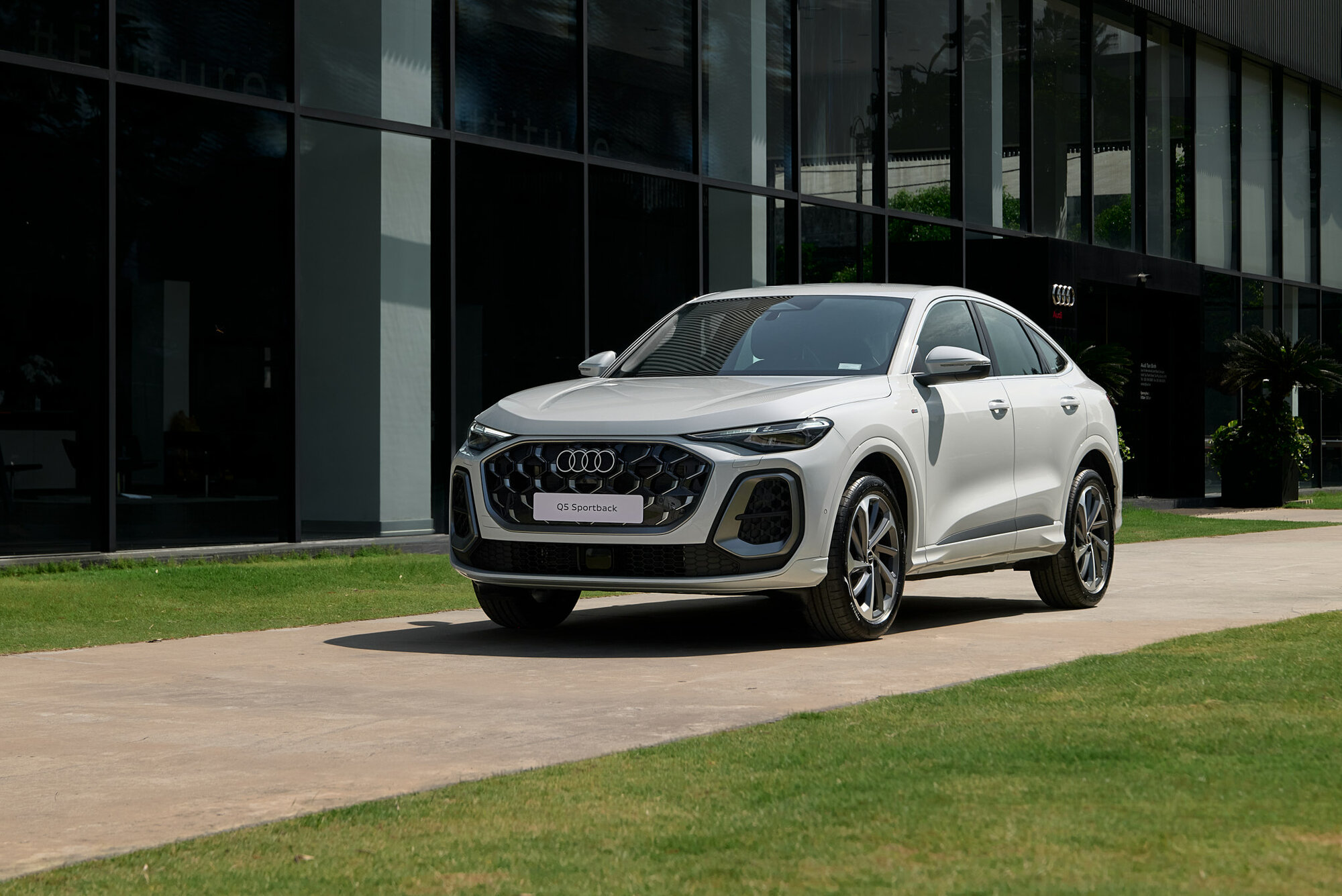 Audi-công-bố-giá-bán-Q5-và-Q5-Sportback (1).jpg