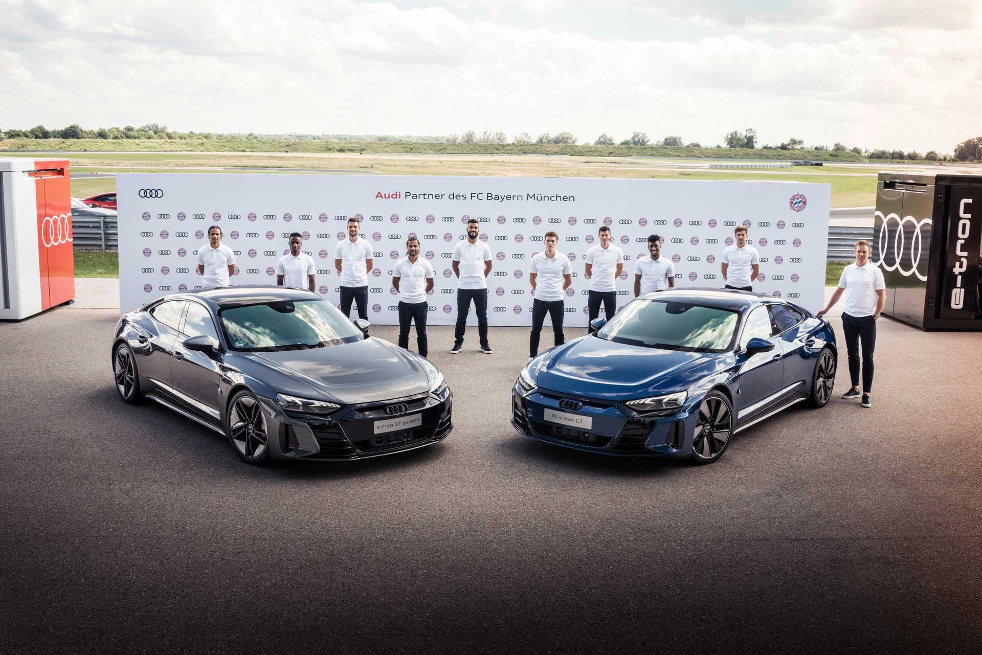 Audi-trao-tặng-E-tron-GT-và-RS-E-tron-GT-cho-đội-bóng-Bayern-Munich (11).jpg