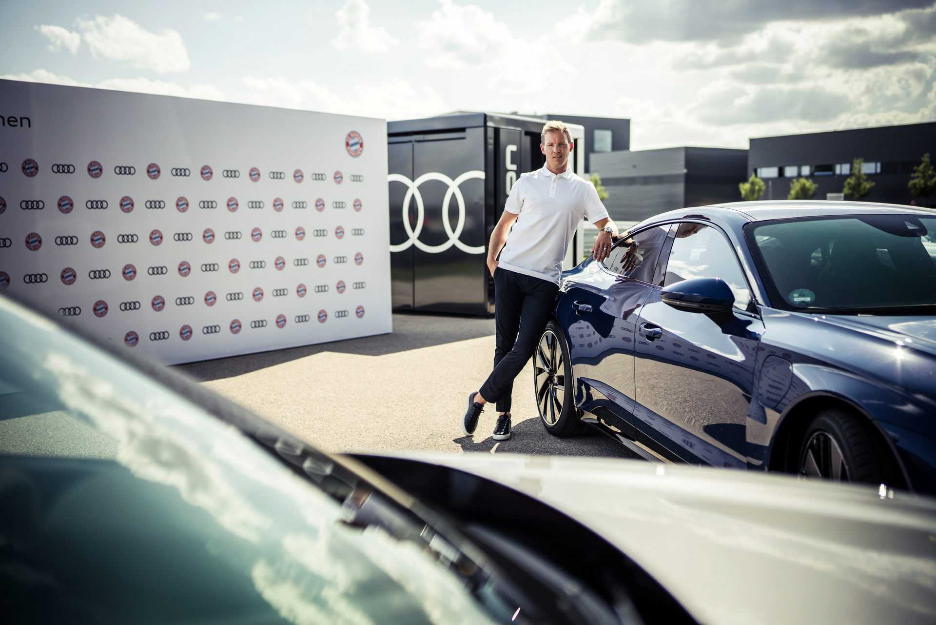 Audi-trao-tặng-E-tron-GT-và-RS-E-tron-GT-cho-đội-bóng-Bayern-Munich (12).jpg