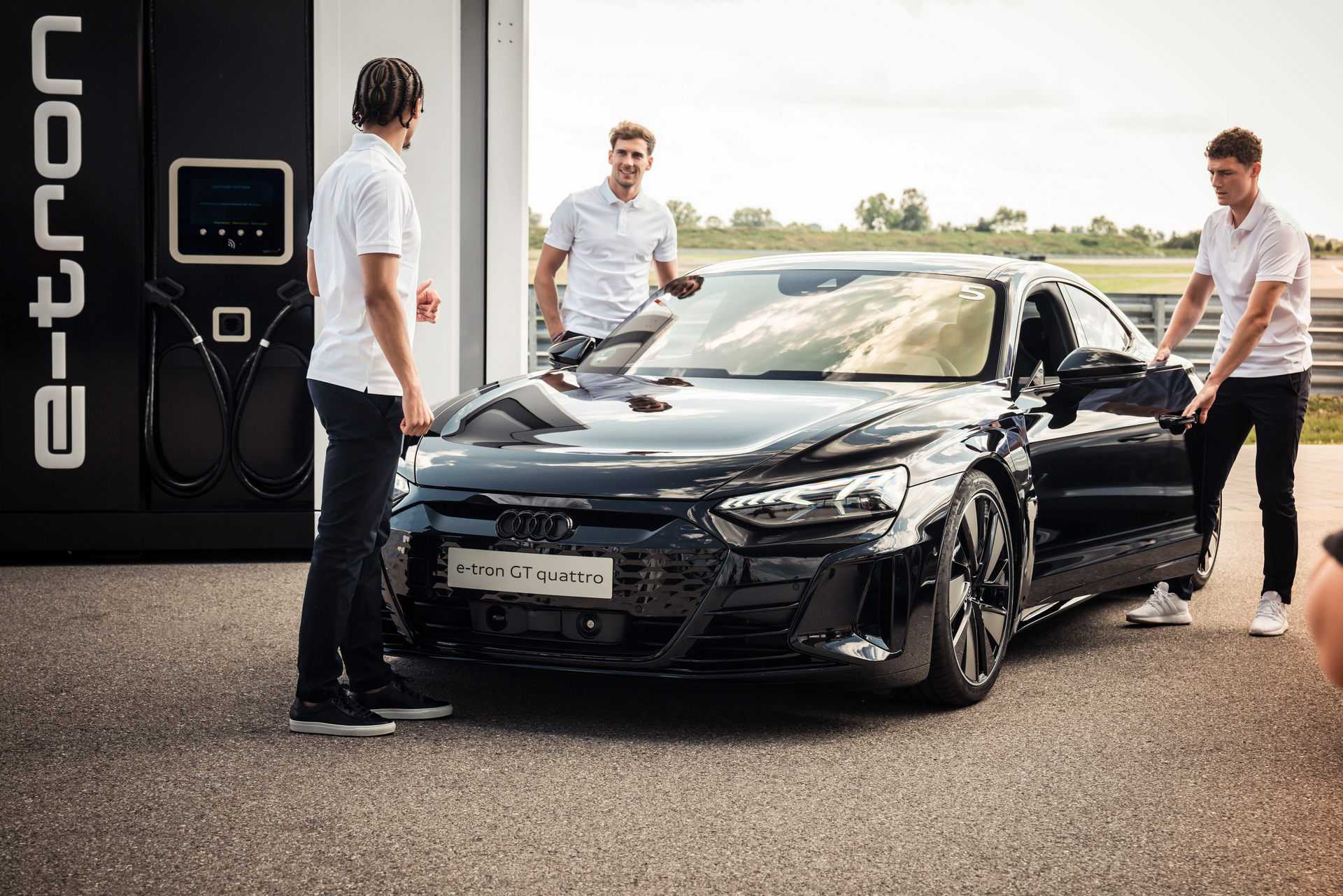Audi-trao-tặng-E-tron-GT-và-RS-E-tron-GT-cho-đội-bóng-Bayern-Munich (13).jpg