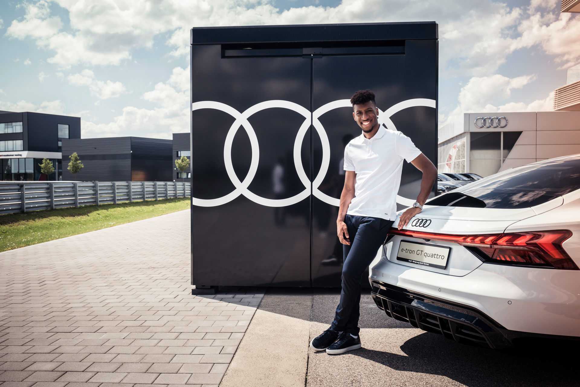 Audi-trao-tặng-E-tron-GT-và-RS-E-tron-GT-cho-đội-bóng-Bayern-Munich (15).jpg