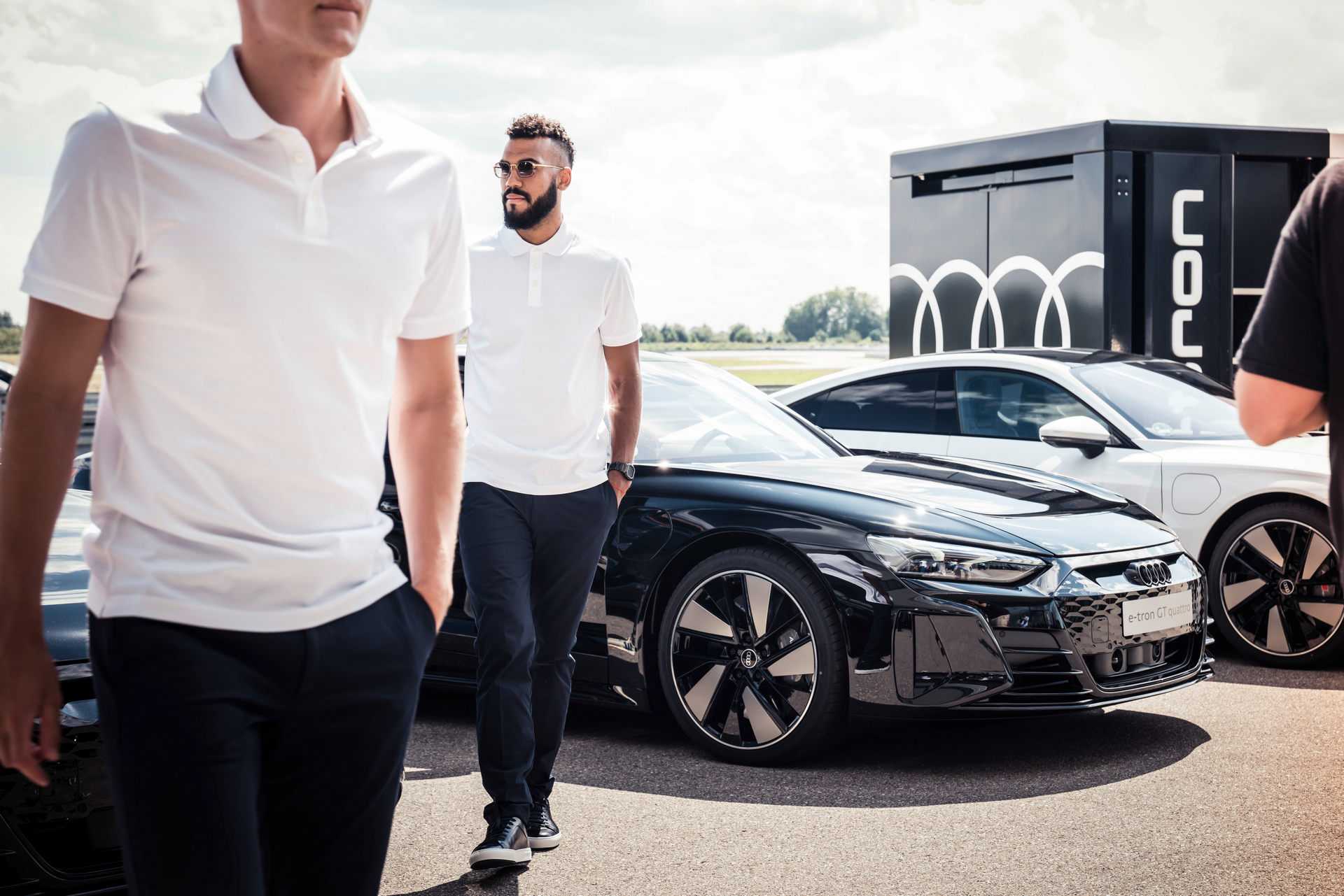 Audi-trao-tặng-E-tron-GT-và-RS-E-tron-GT-cho-đội-bóng-Bayern-Munich (16).jpg