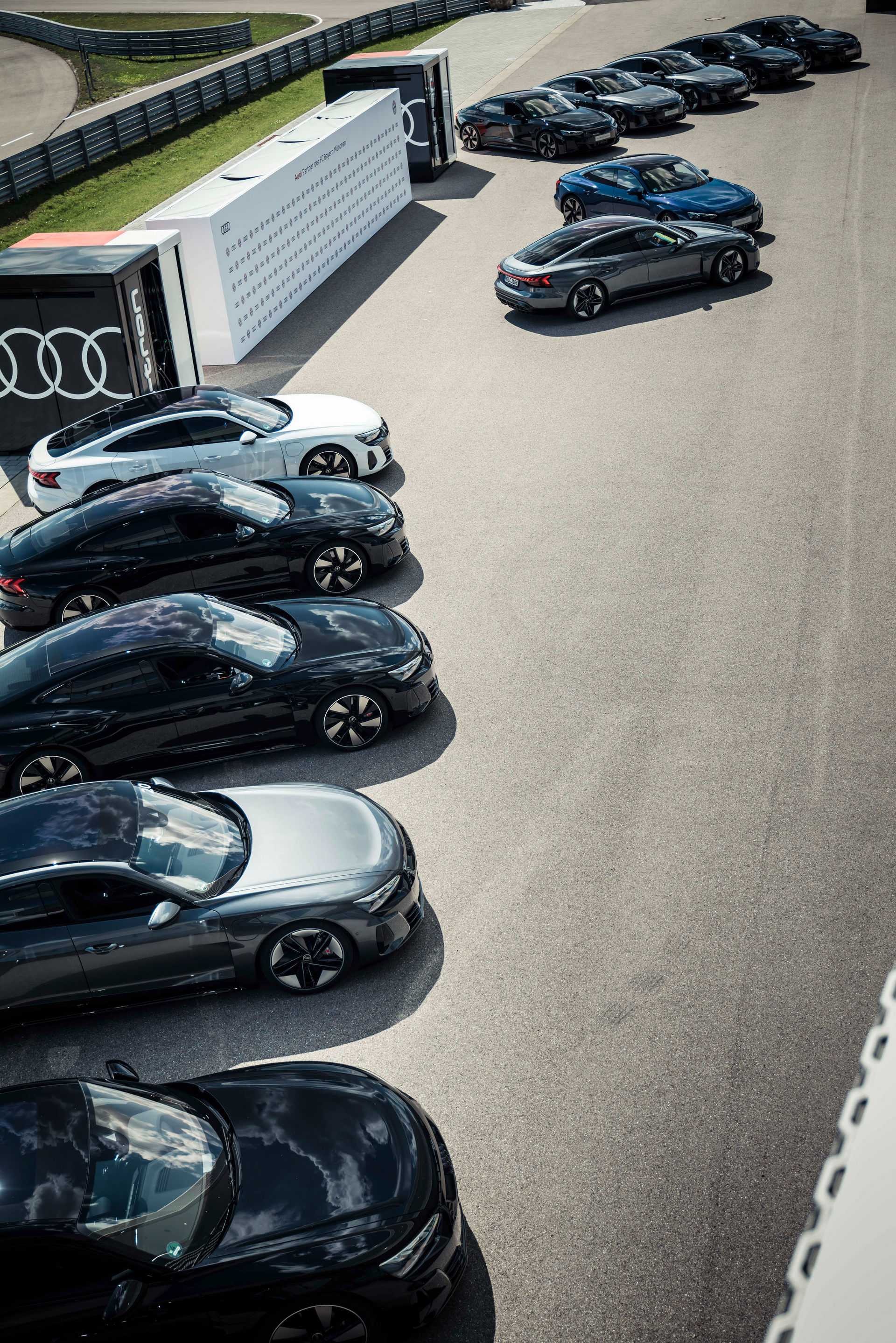 Audi-trao-tặng-E-tron-GT-và-RS-E-tron-GT-cho-đội-bóng-Bayern-Munich (17).jpg