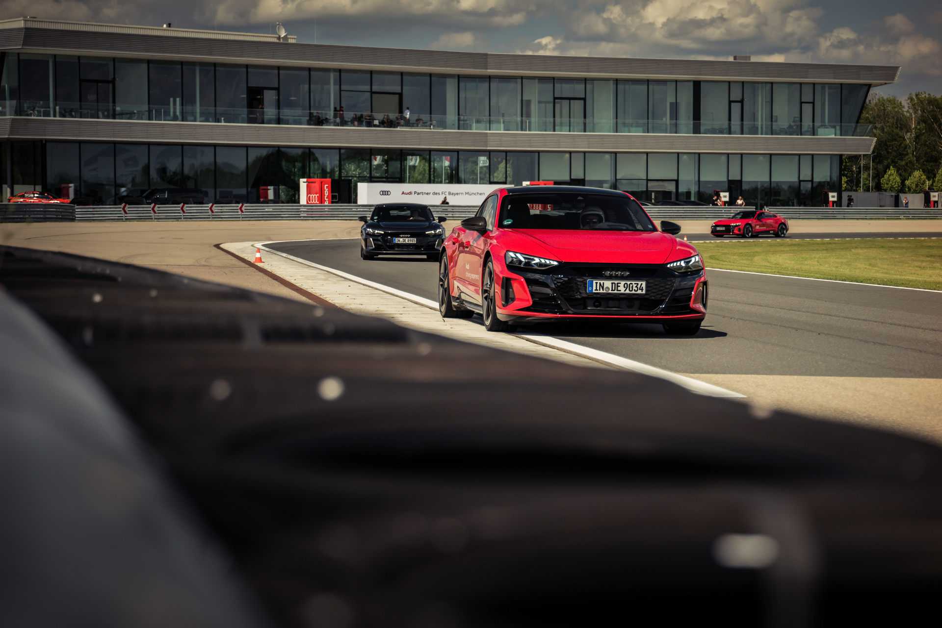 Audi-trao-tặng-E-tron-GT-và-RS-E-tron-GT-cho-đội-bóng-Bayern-Munich (18).jpg