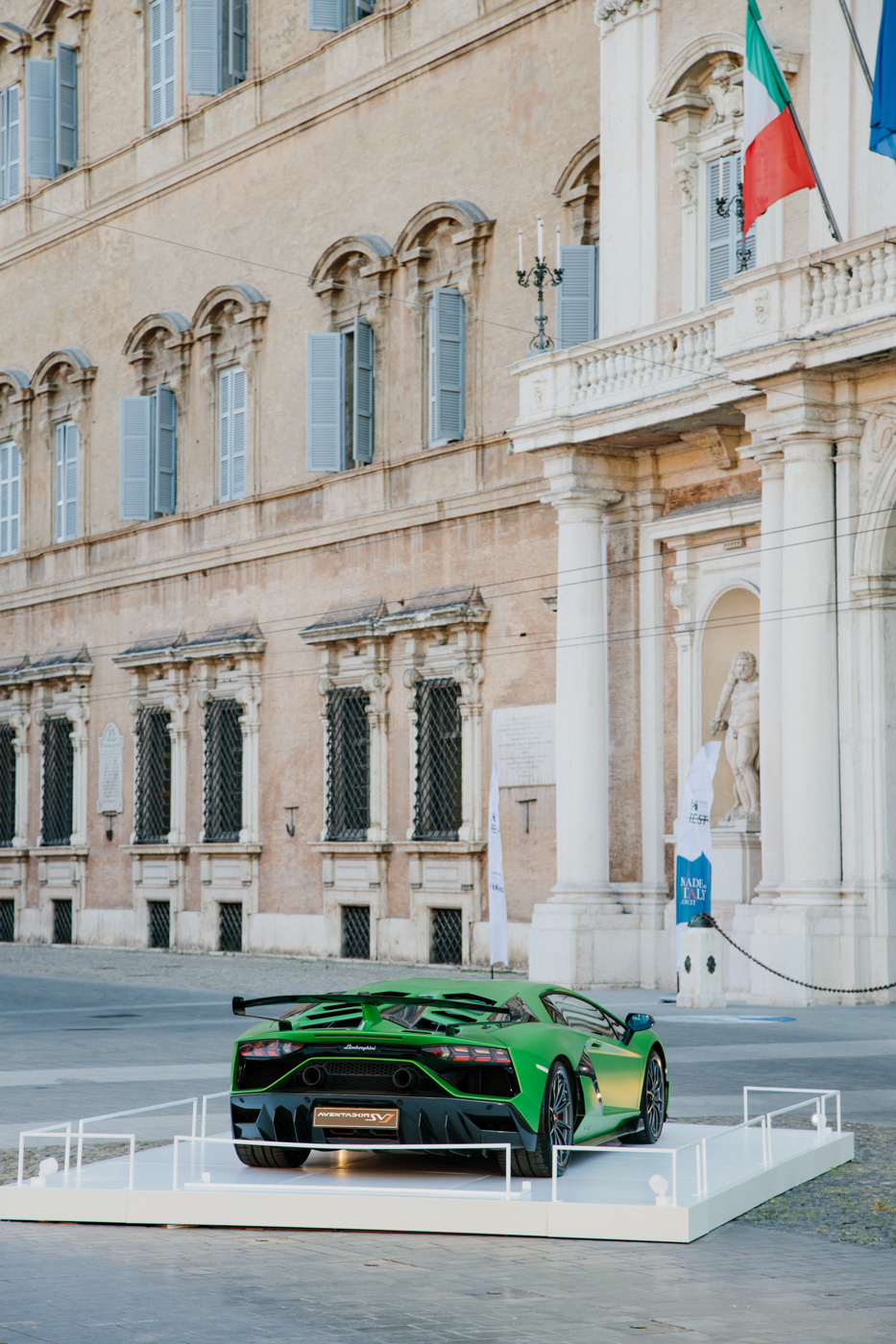 Aventador (1).JPG