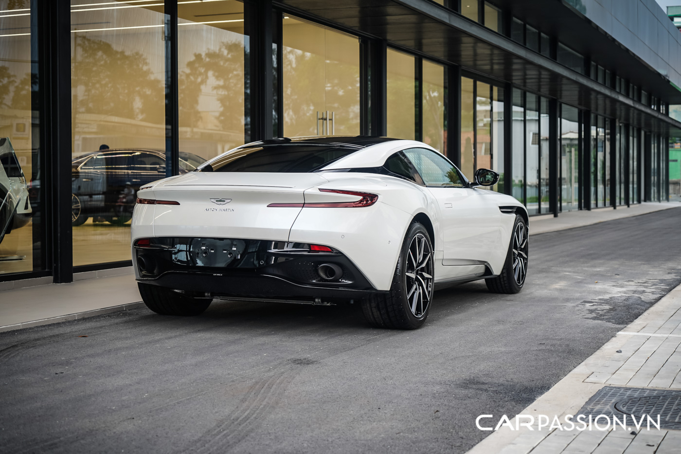 bảng-giá-xe-Aston-Martin-1.jpg