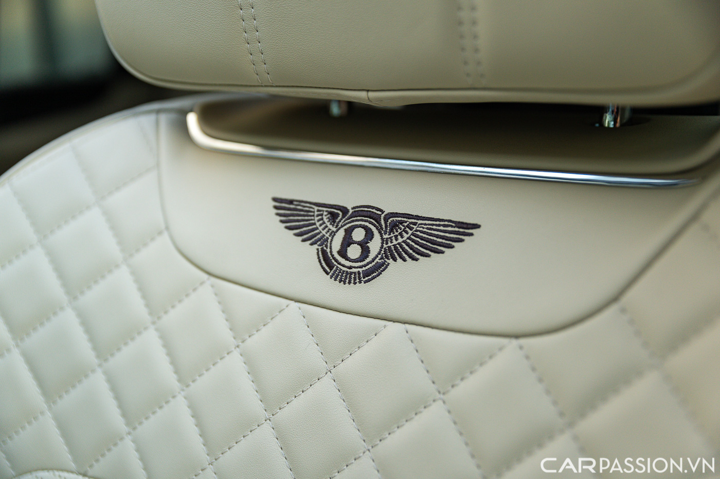 Bentley Bentayga màu độc (17).JPG
