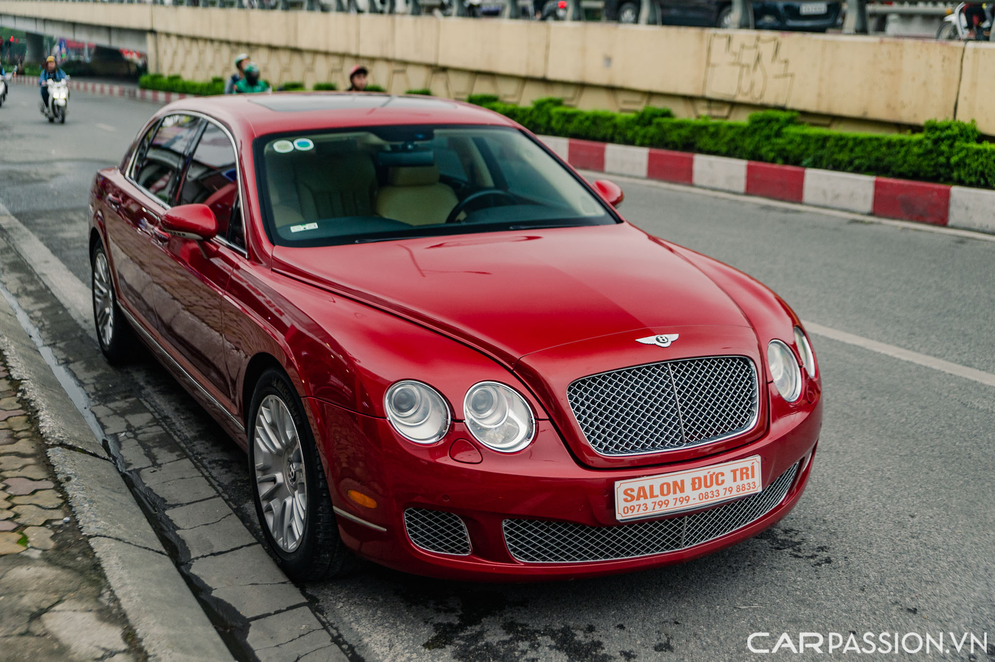 Bentley Continental Flying Spur (1).jpg