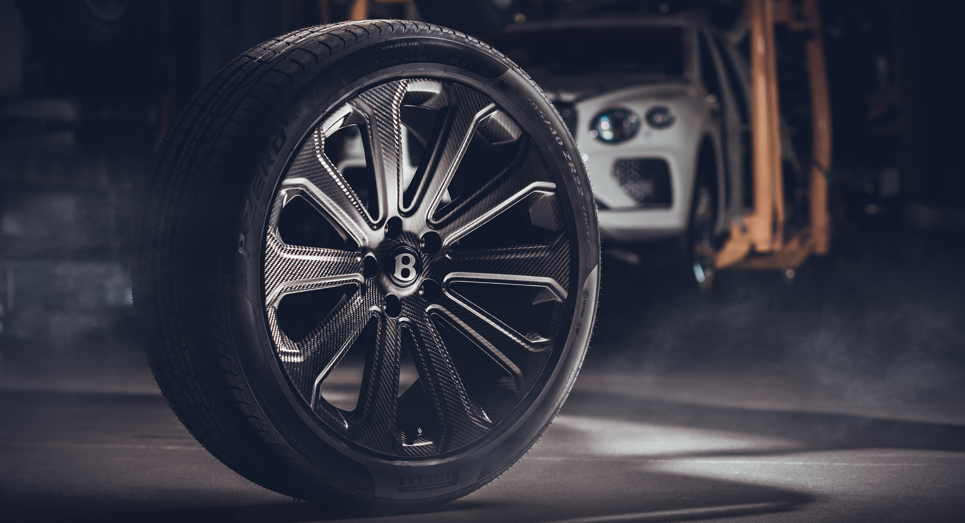 Bentley-ra-mắt-mâm-xe-bằng-sợi-carbon-cho-Bentayga (1).jpg