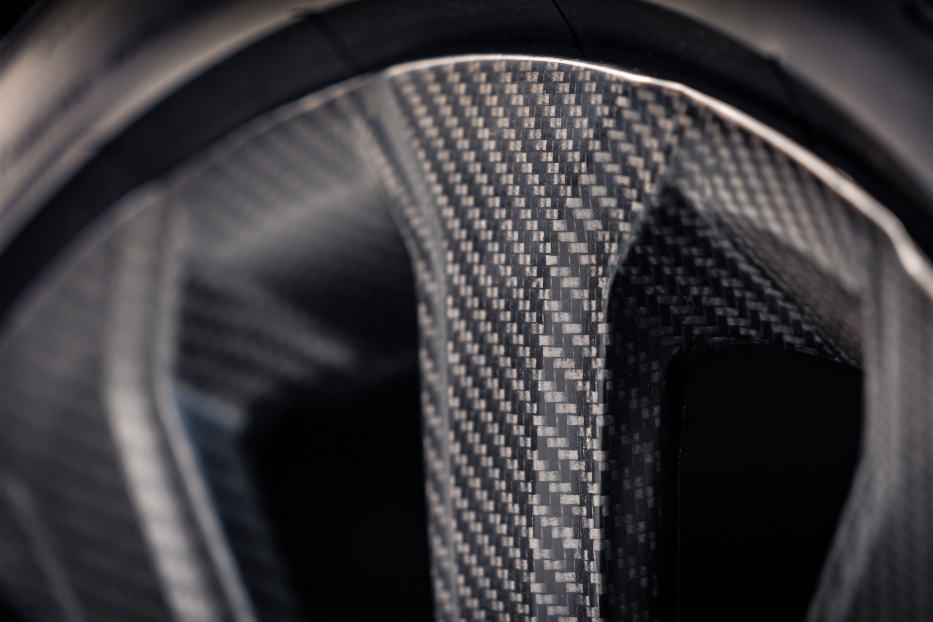 Bentley-ra-mắt-mâm-xe-bằng-sợi-carbon-cho-Bentayga (2).jpg