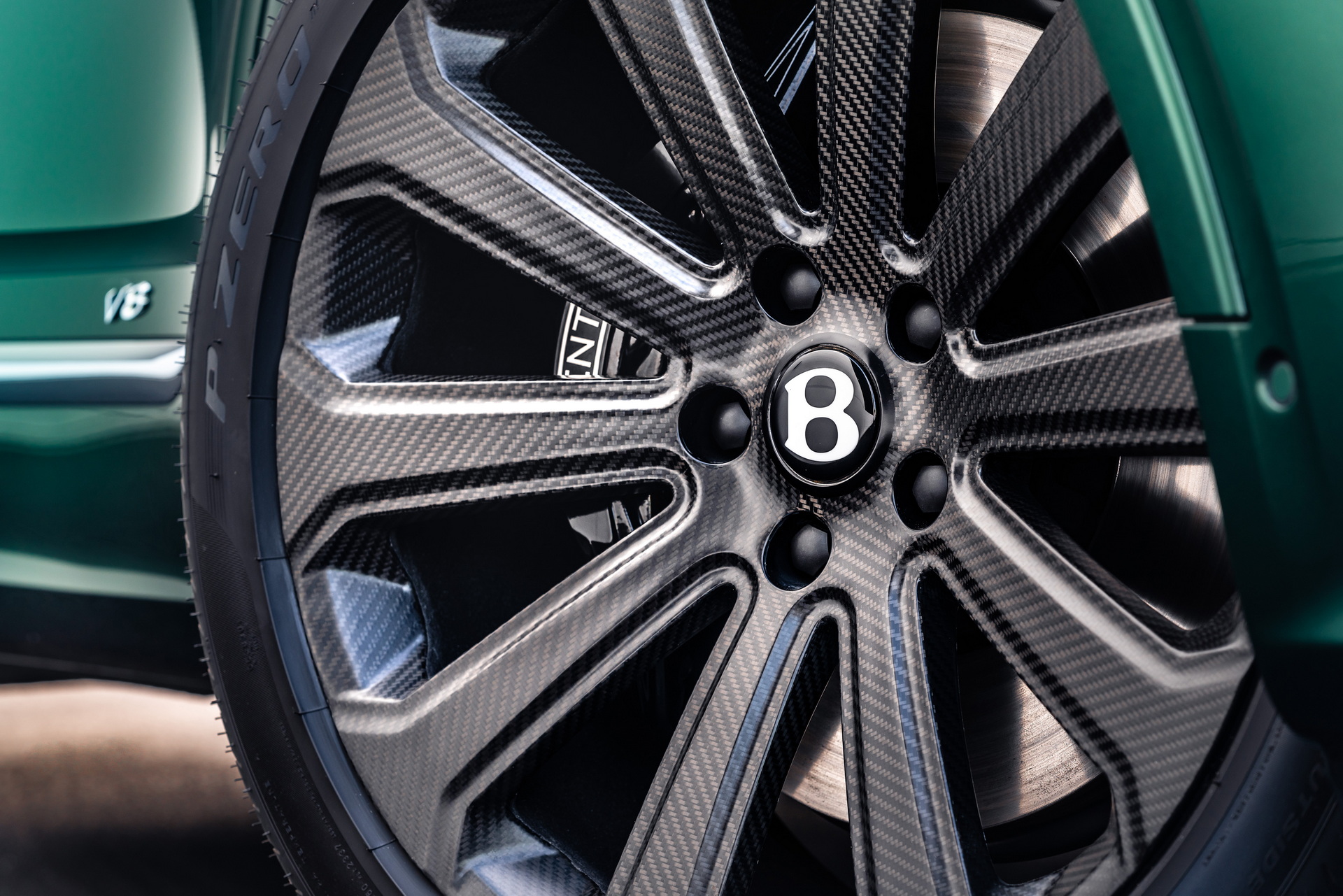 Bentley-ra-mắt-mâm-xe-bằng-sợi-carbon-cho-Bentayga (3).jpg