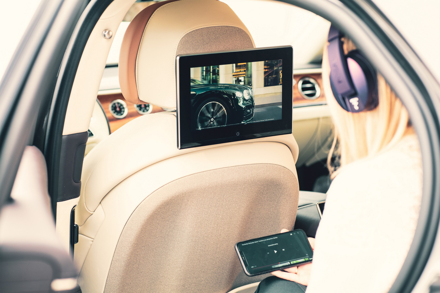 Bentley Rear Entertaiment System (6).JPG