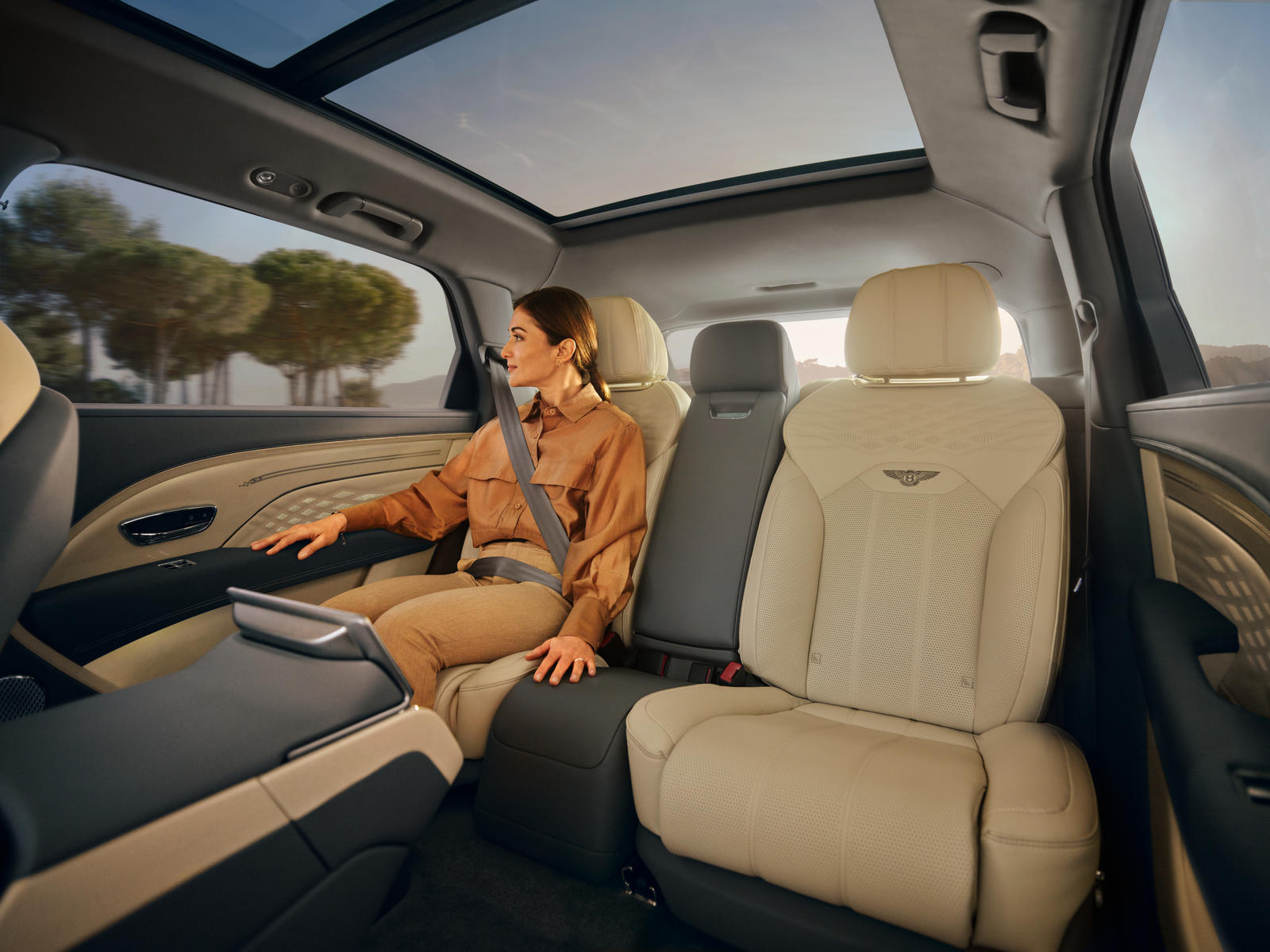 bentley_bentayga_ewb_vn_2022-05.jpg