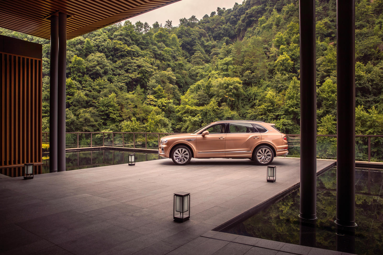 bentley_bentayga_ewb_vn_2022-07.jpg