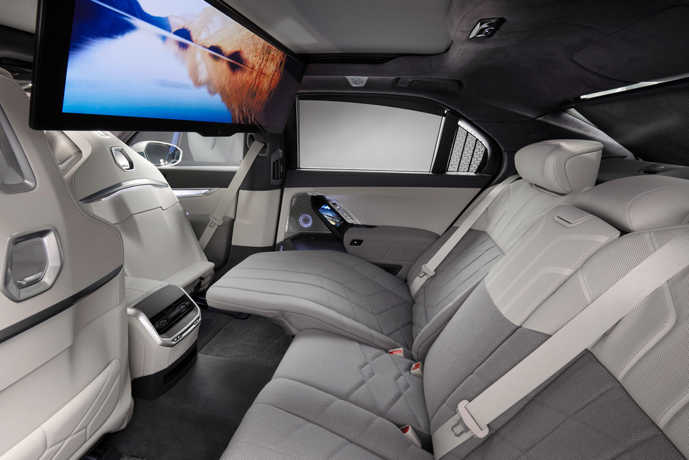 BMW 7 Series 760i xDrive (17)-37.JPG