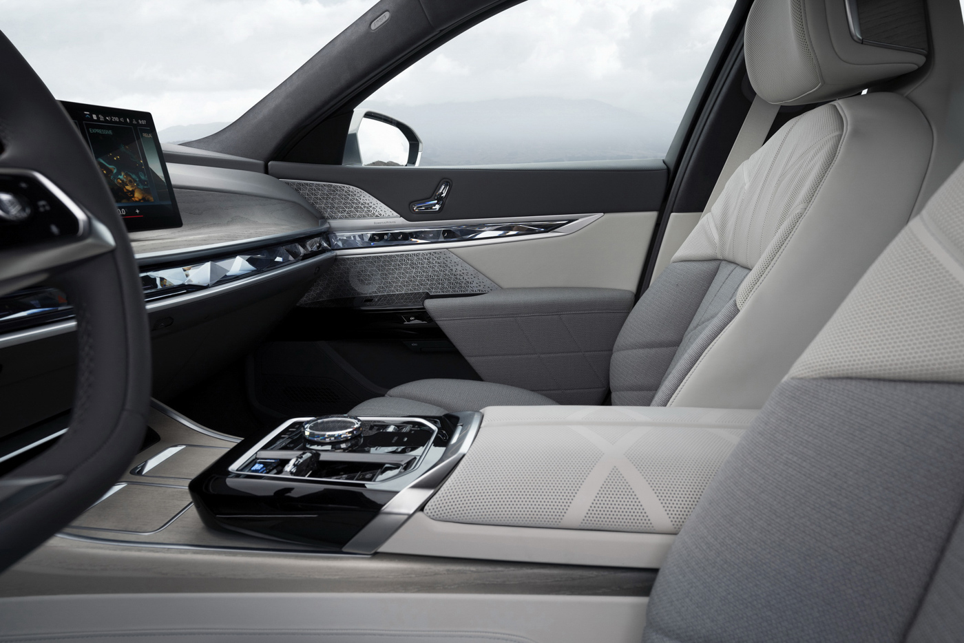 BMW 7 Series 760i xDrive (23)-43.JPG