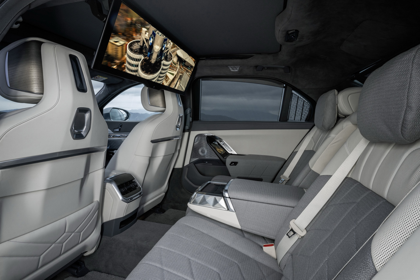 BMW 7 Series 760i xDrive (25)-44.JPG