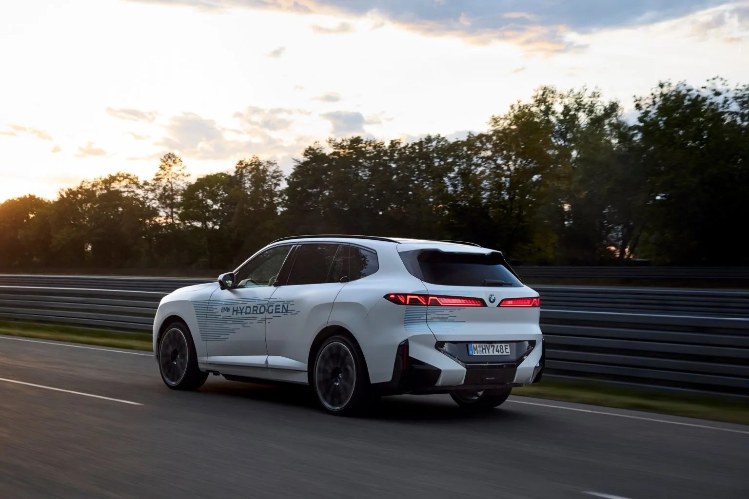BMW-iX5-Hydrogen-new-42-1536x1024.jpeg