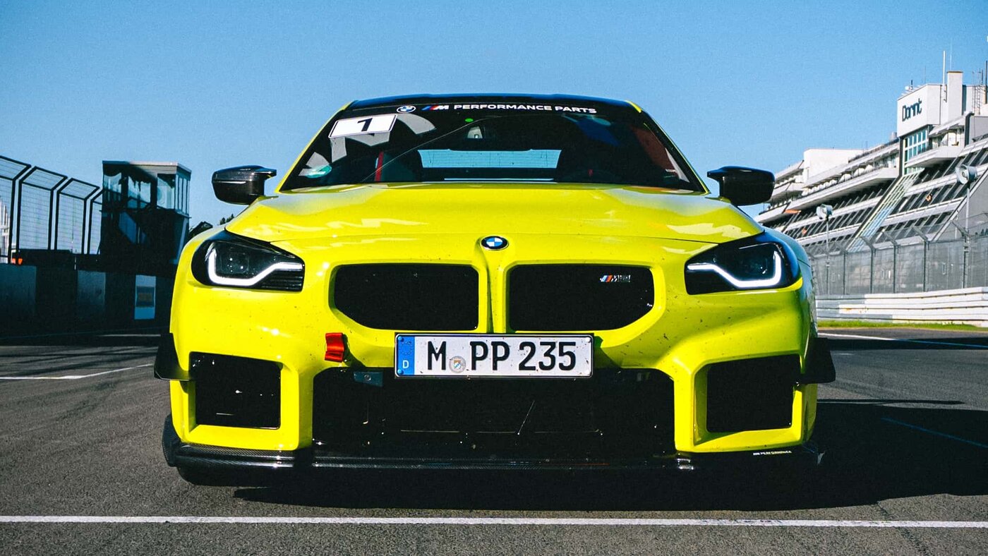 bmw-m2-mit-m-performance-track-kit.jpg
