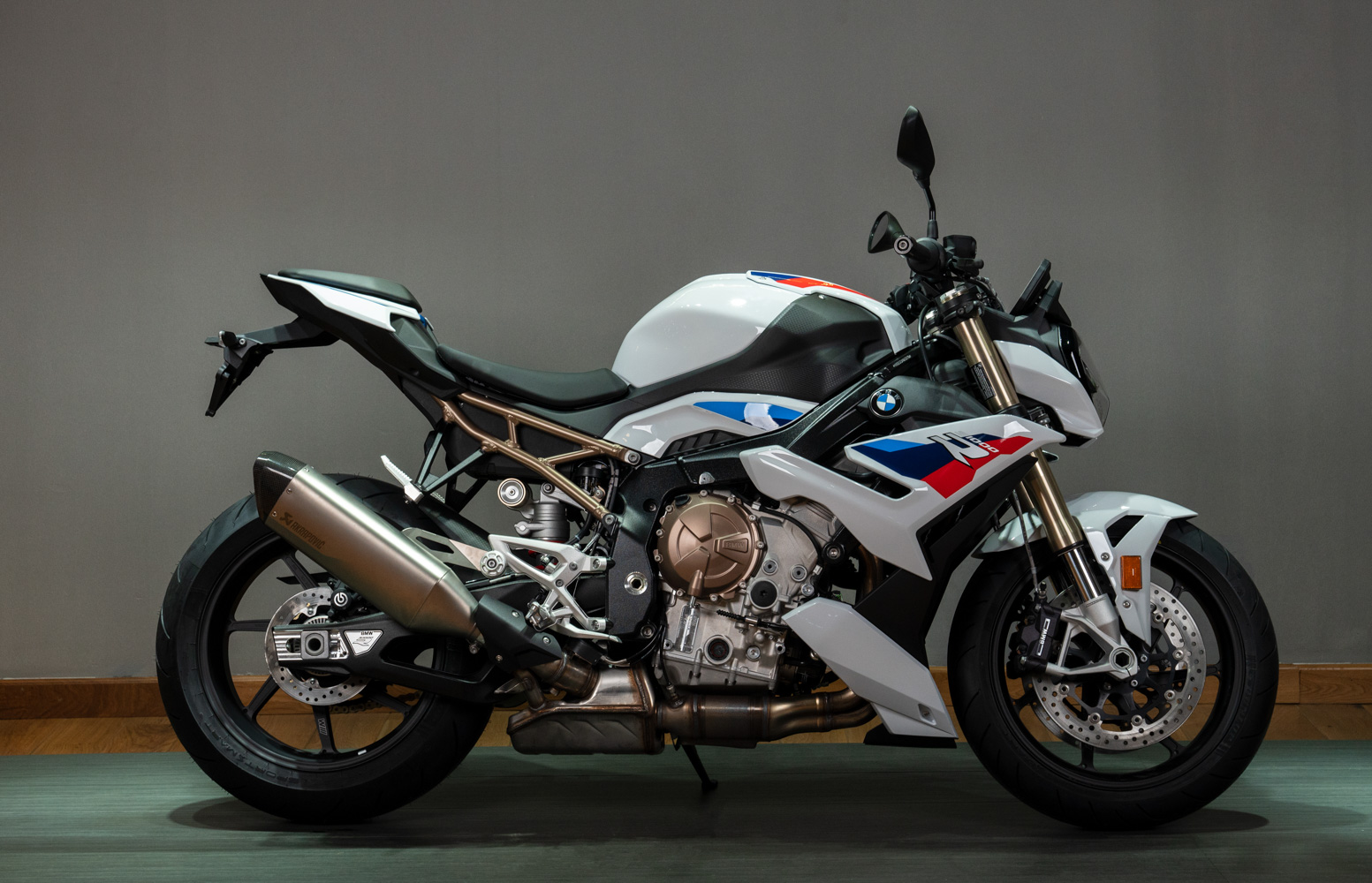 bmw-s1000r-hoan-toan-moi-anh_14.JPG